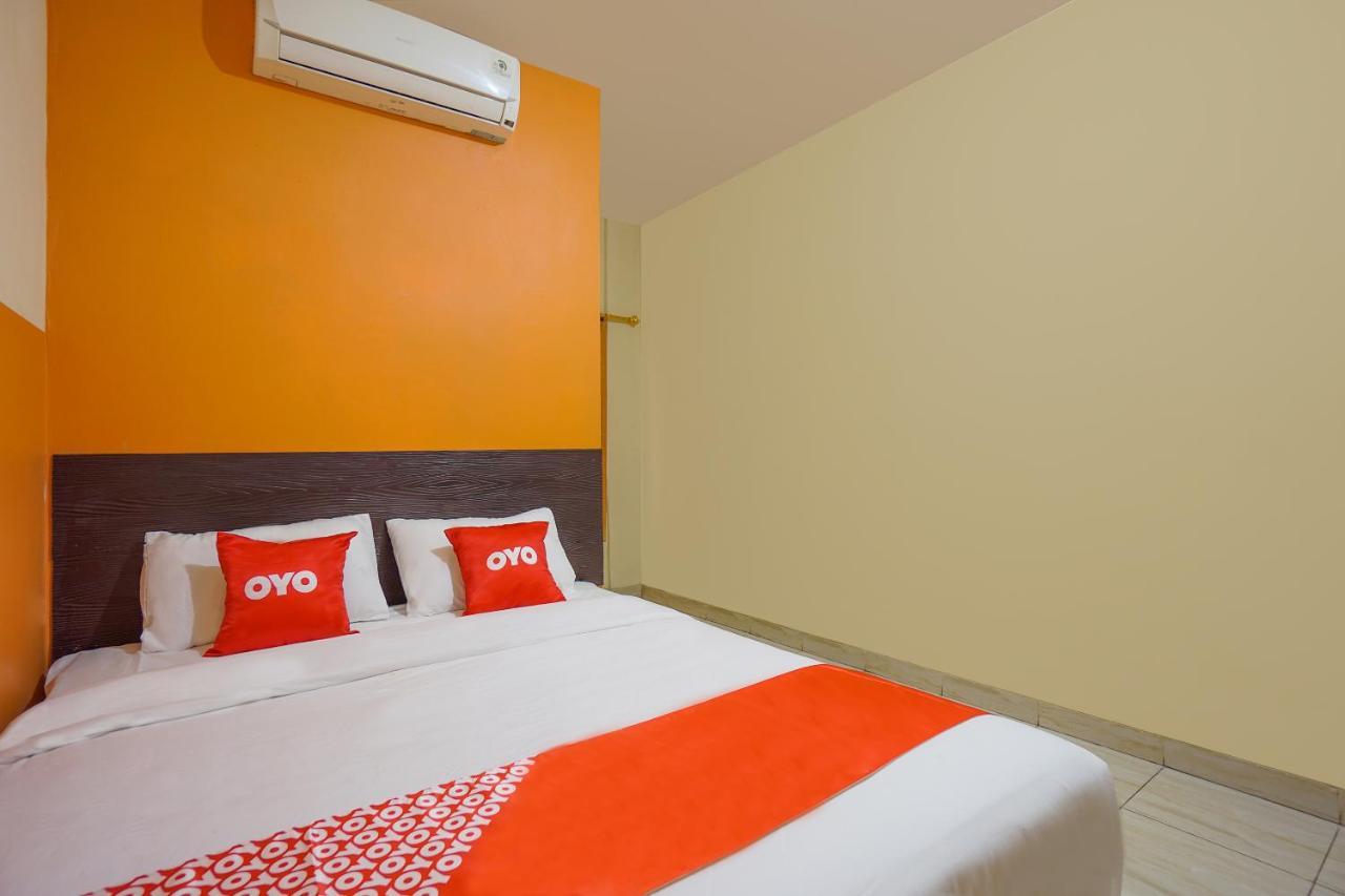 Super Oyo 2639 Oxy Townhouse Hotel Manado Buitenkant foto
